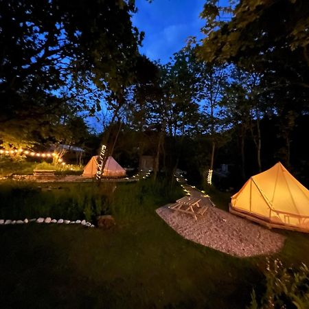 Hotel Glamping At Camp Corve Chale Exterior foto