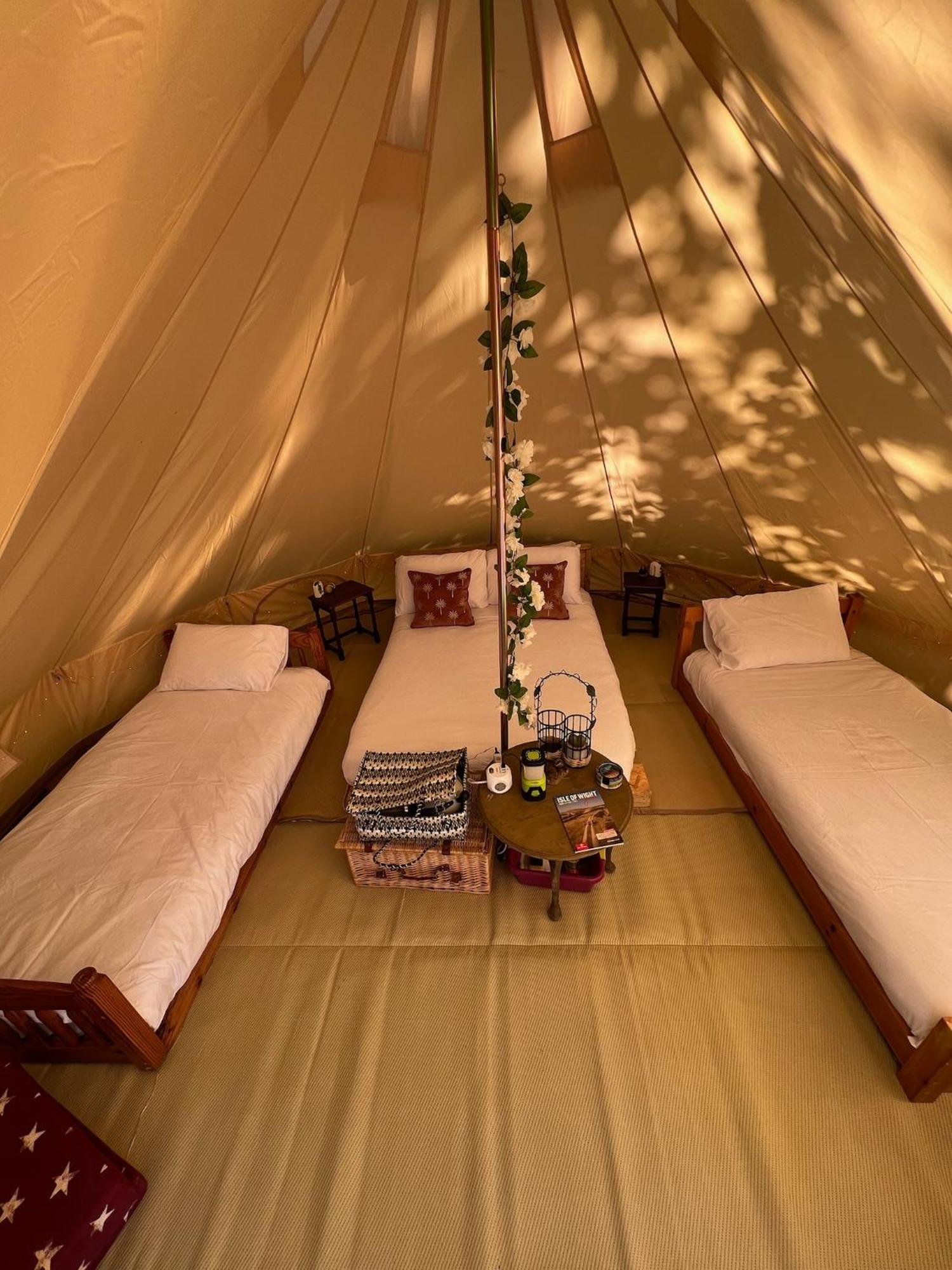 Hotel Glamping At Camp Corve Chale Exterior foto