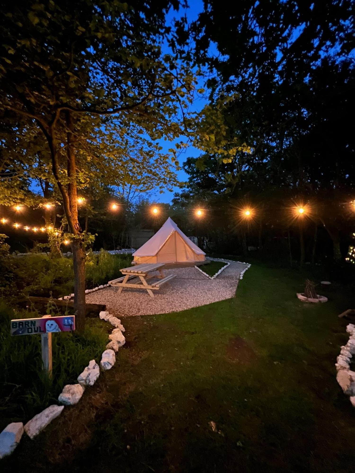 Hotel Glamping At Camp Corve Chale Exterior foto