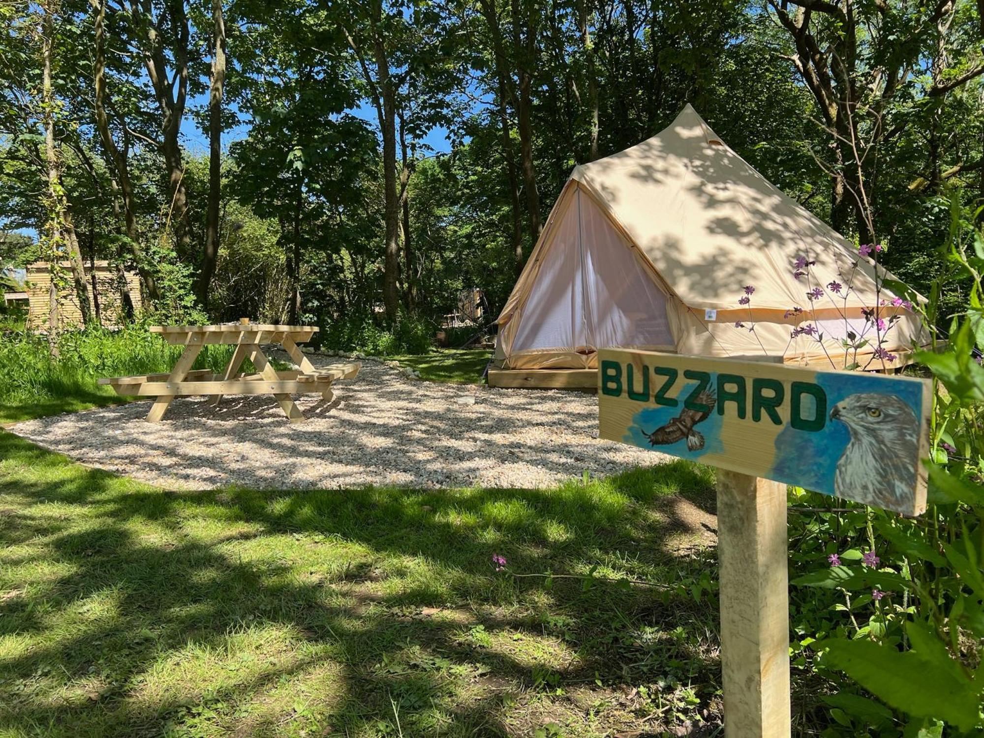 Hotel Glamping At Camp Corve Chale Exterior foto